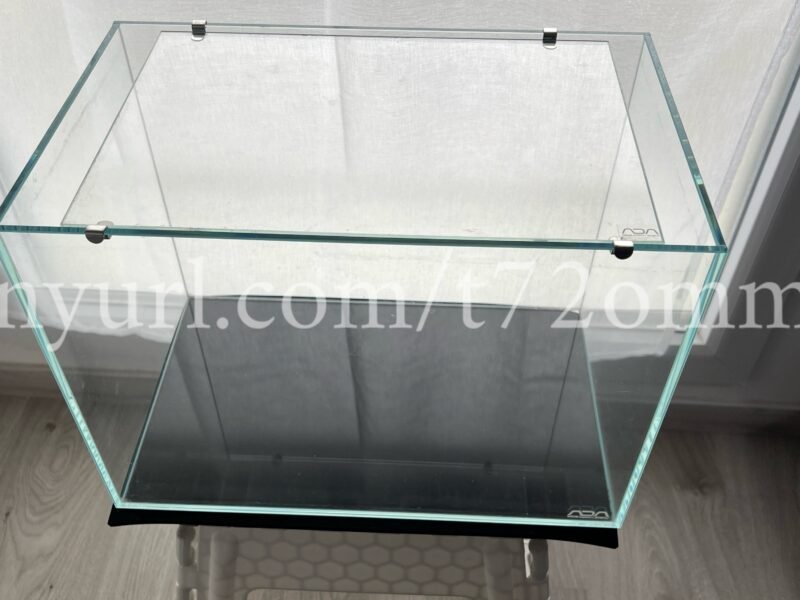 1 aquarium ADA Cube Garden Mini-M 20 litres 36x22x26cm épaisseur du verre 5mm avec couvercle en verre